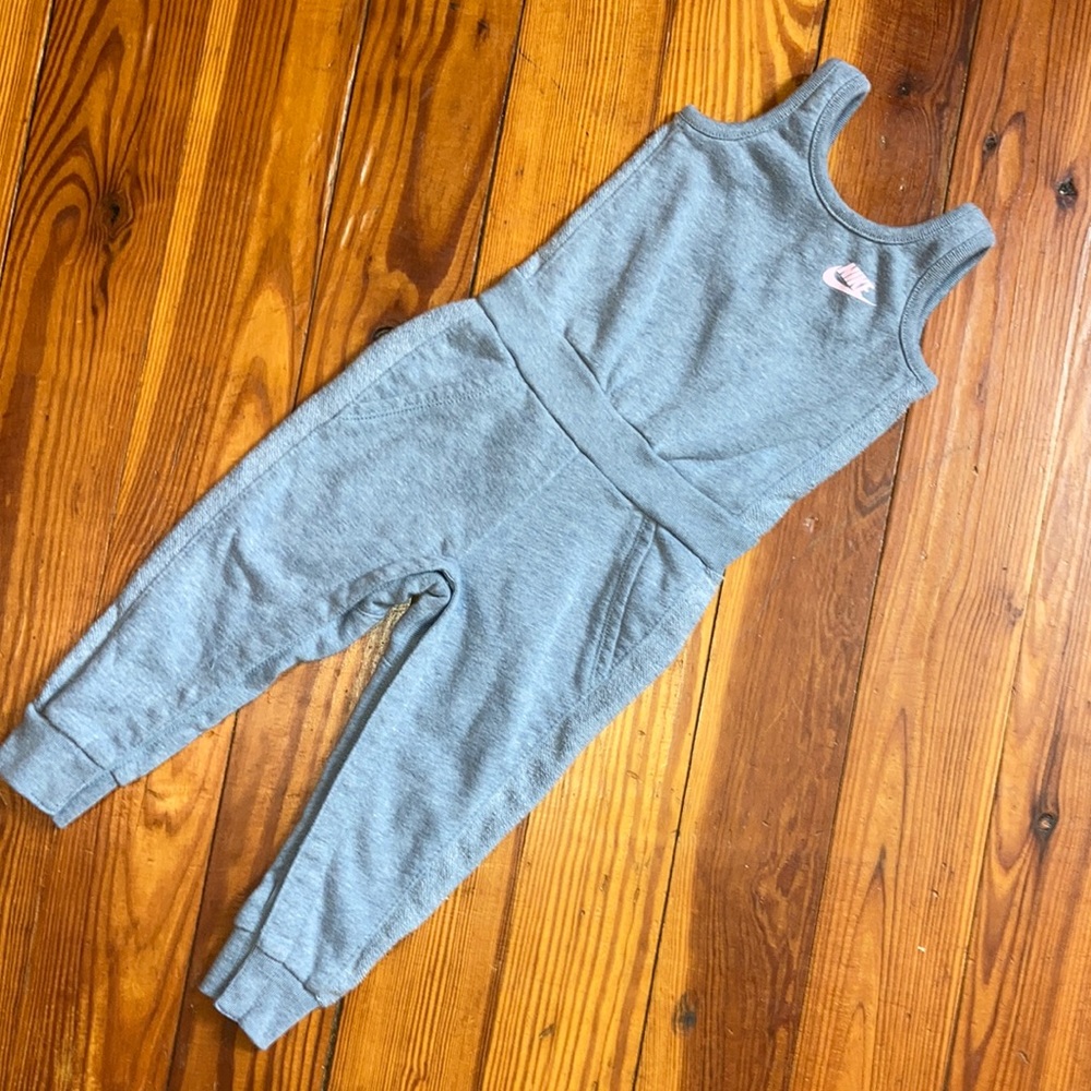 Nike Like New 12M Sleeveless jumper with snaps for easy changing